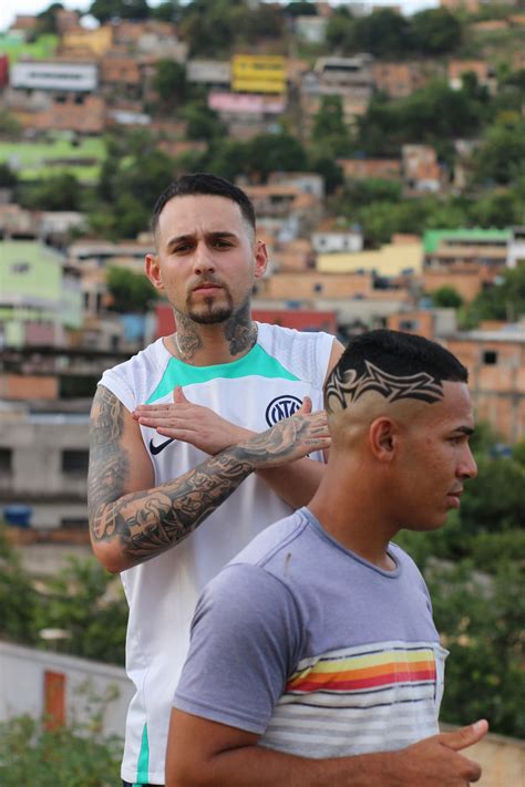 Cortes De Favela Paulo Henrique O Barbeiro Que Faz A Cabe A Da Galera