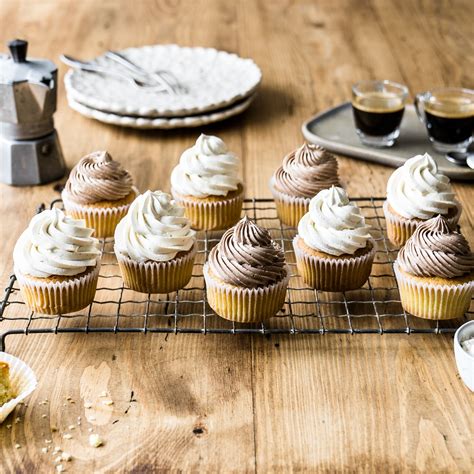 Cupcakes au chocolat avec une crème au beurre meringuée suisse