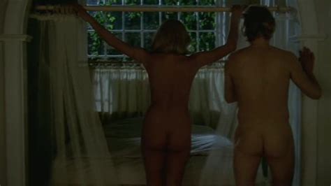 Naked Lisbeth Olsen in Der må være en sengekant