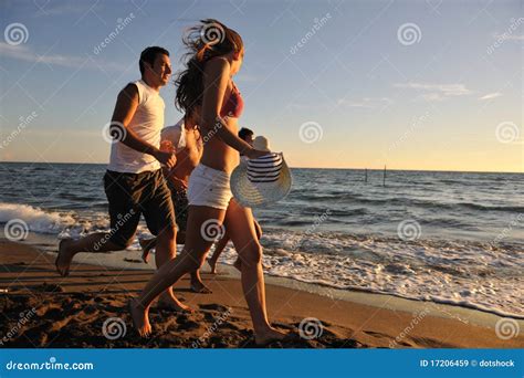 Os Povos Agrupam O Corredor Na Praia Imagem De Stock Imagem De