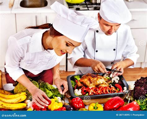 Man En Vrouw Bij Chef Kokhoed Het Koken Kip Stock Afbeelding Image Of