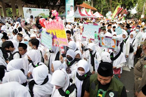 Jalan Sehat Memperingati Hari Santri Nasional Di Sidoarjo Antara Foto