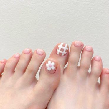 Eye Catching Toe Nail Art Designs White Daisy Plaided Toe Nails