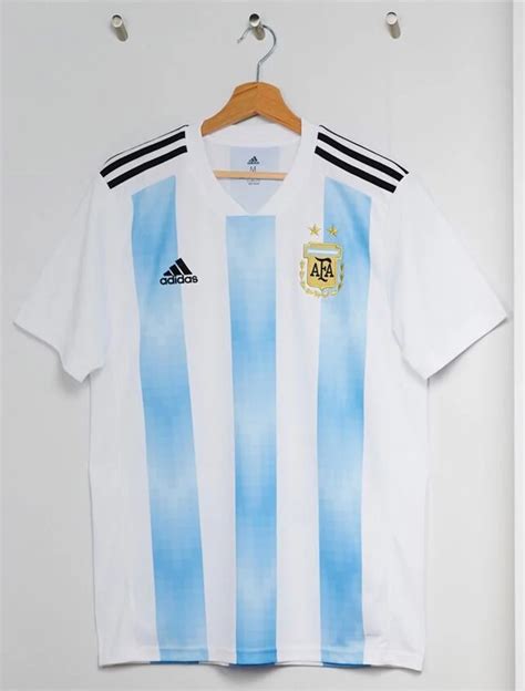 Lionel Messi Posó Con La Camiseta Que La Selección Usará En El Mundial De Rusia Infobae