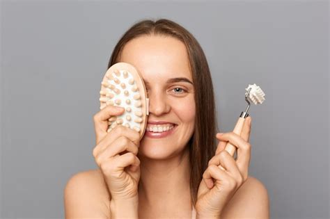 Foto De Una Modelo Femenina Positiva Y Alegre Sosteniendo Un Rodillo