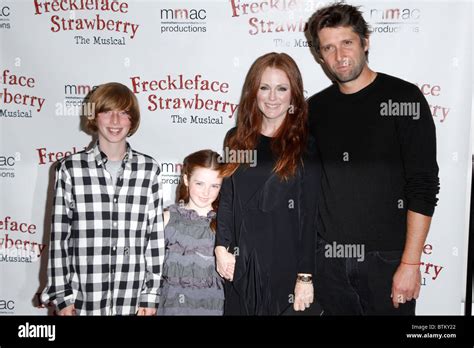 Julianne Moore Bart Freundlich And Children Caleb And Liv Stock Photo