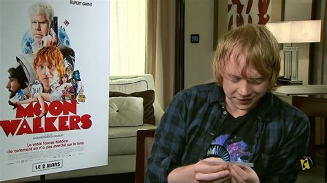 Vidéo Interview Pour Moonwalkers Rupert Grint Répond Aux Questions Des Internautes D Allociné