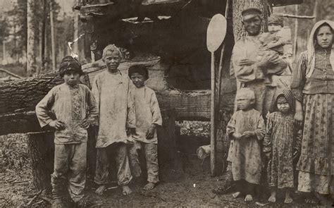 Крестьяне-переселенцы у временного жилья. Минусинский уезд. Начало ХХ в ...
