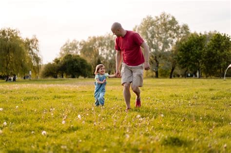 Petite fille avec papa papa jette bébé en l air rire joyeux enfant