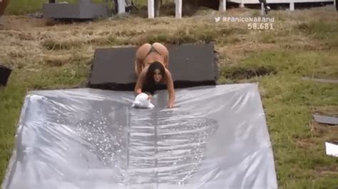 Modelo brasileña sufre falla en su bikini con polémico reto MasMedio