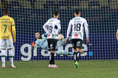 Fim de jogo Gol irregular Entenda marcação do árbitro no pênalti