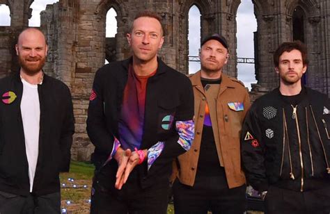 Coldplay faz show e concede entrevista nas ruínas de Whitby Abbey assista