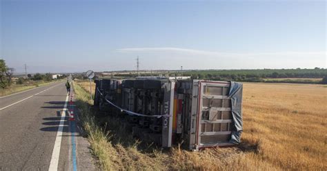 Vuelca un camión cargado de paja en la C 14 en Tàrrega