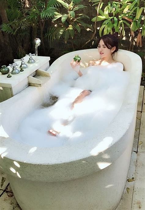 PHOTO Aldira Chena The Beautiful Girl Who Likes To Pose Hot And Not Shy