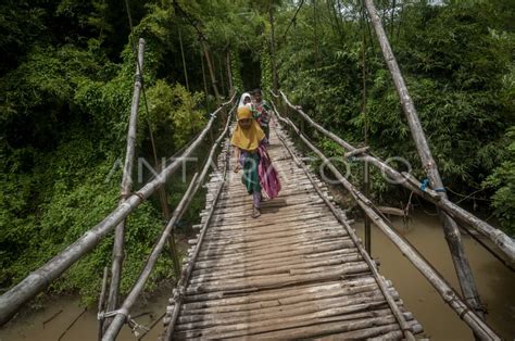 Akses Jembatan Gantung Rusak Di Pandeglang Antara Foto