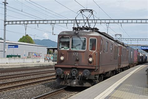 Doppeltraktion Mit Den BLS Lok 425 172 Und 425 181 Durchfahren Den