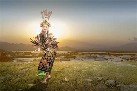 Premium Photo Asian Woman Dancing East Kalimantan Traditional Dance