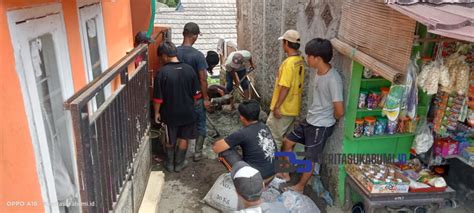 Kompak Warga Kampung Nyangkowek Gotong Royong Perbaiki Saluran Air