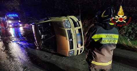 Incidente Nella Notte Auto Si Ribalta Spavento Per Cinque Giovani