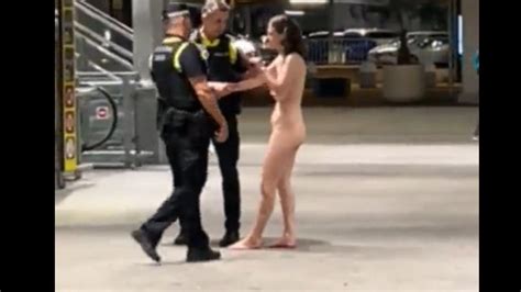 Una Mujer Camina Desnuda Por El Aeropuerto De M Laga Y Sorprende A Los