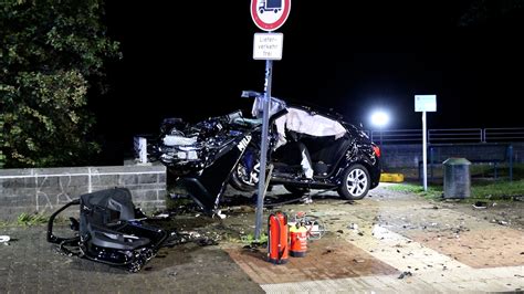 Nonstopnews Pkw Schie T Ber Kreuzung Und Prallt In Begrenzungsmauer