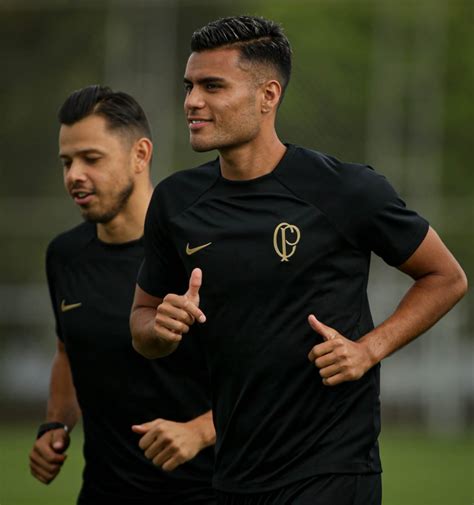 Fausto Vera diz que nova camisa de treinos do Corinthians é muito