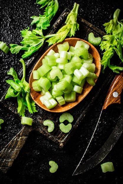 Rodajas De Apio Fresco En Una Tabla Para Cortar Foto Premium