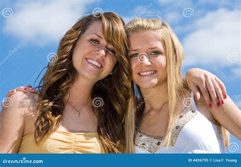 Hermanas Adolescentes Hermosas Imagen De Archivo Imagen De Azul