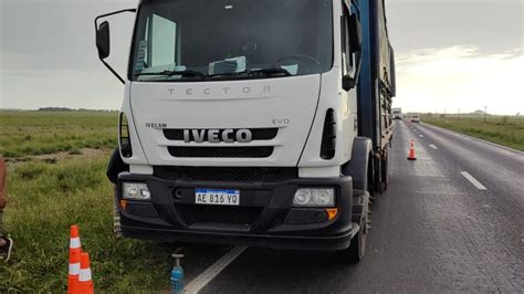 Un camión quedó sobre la Ruta 5 tras haber reventado una cubierta La