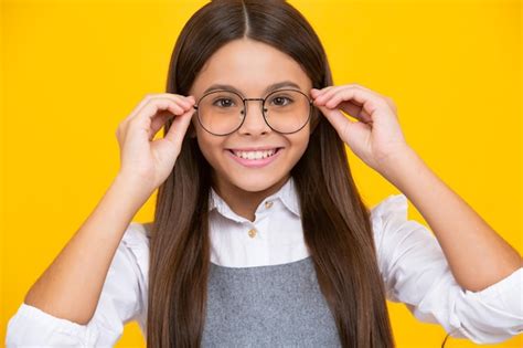 Retrato De Crian A Adolescente Em Culos Crian A No Teste De Vis O Do