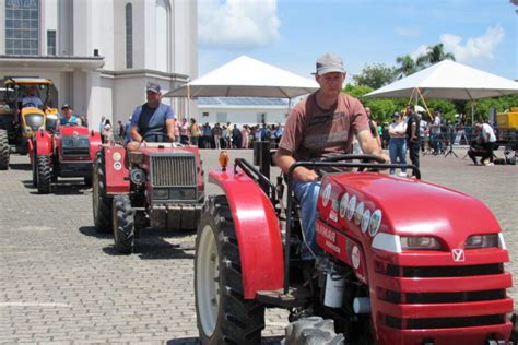 Movidos Pela F E Prote O Centenas De Agricultores Participam Da