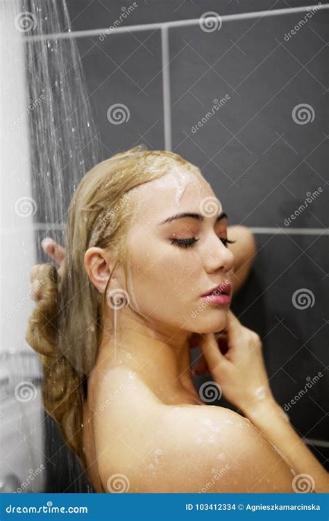 Belle Jeune Femme Nue Prenant La Douche Dans La Salle De Bains Photo