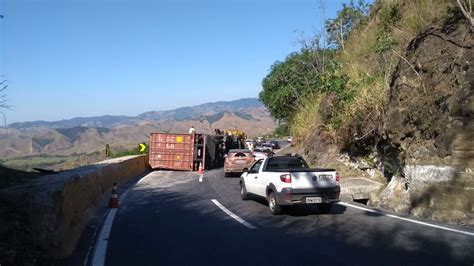 Carreta container tomba na Serra das Araras em Piraí A Voz da Cidade