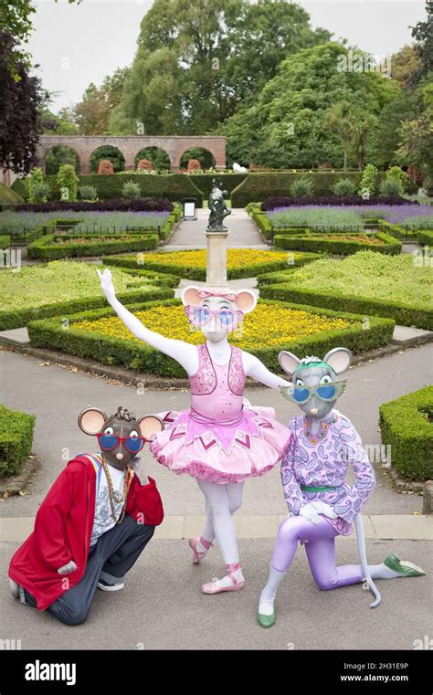 Angelina Ballerina Aj The Hip Hop Mouse And Miss Mimi Take Time Out From Their Performances At