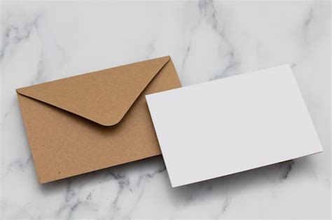 Cartão branco em branco envelope de papel kraft pardo em fundo de