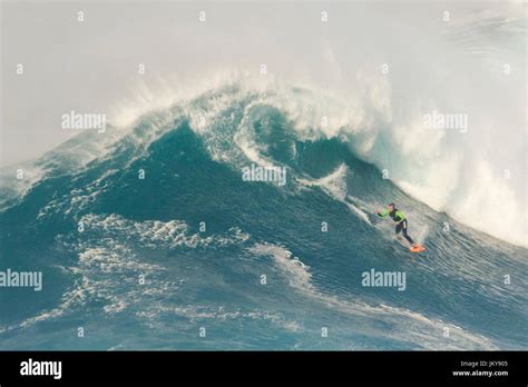 Big Wave Surfing Event The Biggest Surfing Waves In The World At