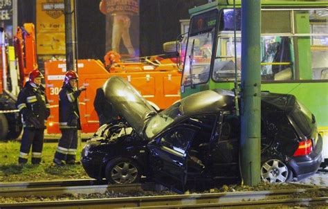 Poznań Zderzenie golfa z tramwajem na rondzie Rataje ZDJĘCIA Głos