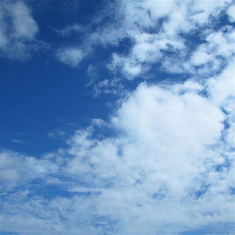 Um céu azul nuvens e uma nuvem branca Foto Premium