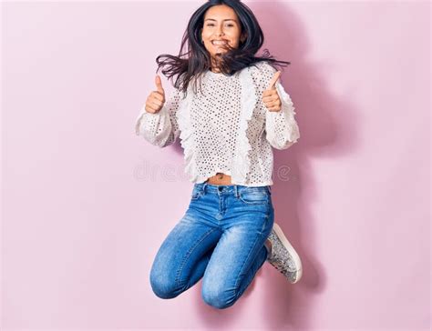 Joven Y Hermosa Mujer Latina Con Ropa Informal Sonriendo Feliz Imagen De Archivo Imagen De