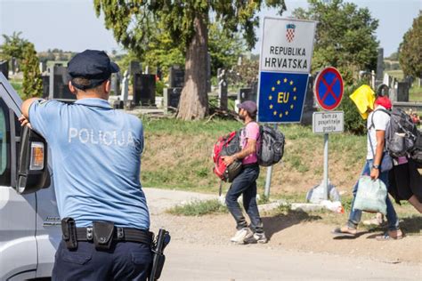 Chorwacki Funkcjonariusz Policji Patrzeje Uchod C W Przechodzi Przed Ue