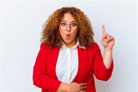 Joven mujer curvilínea latina aislada sobre fondo blanco con una gran idea concepto de