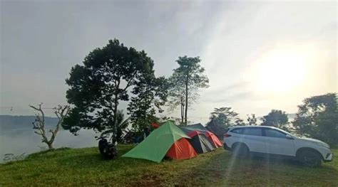 Mengunjungi Bukit Dewi Manggung Serasa Berada Di Negeri Awan