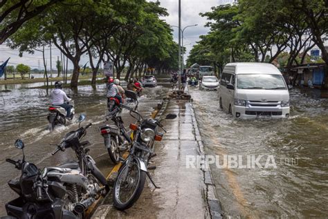 Banjir Surut Jalur Pantura Demak Kudus Mulai Dibuka Republika Online