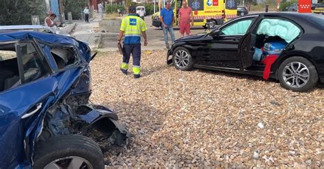 Accidente de tráfico con dos turismos implicados y un camión en Madrid