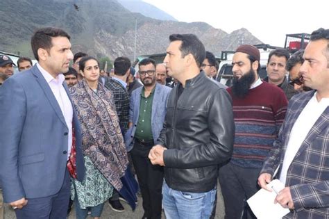 Dc Srinagar Visits Yatra Transit Camp Panthachowk To Oversee