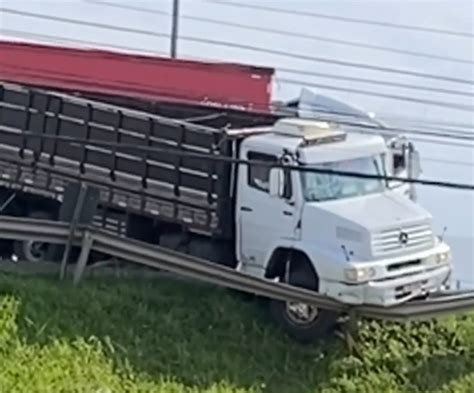 Acidente Entre Carreta E Caminh O Bloqueia Br Em Balne Rio Cambori