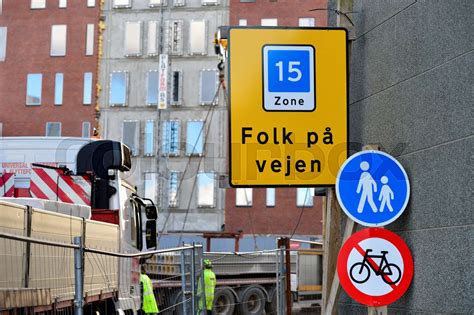 oplysnings skilte på byggeplads Stock foto Colourbox