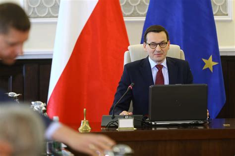 Morawiecki ma powody do zadowolenia Zobacz jak Polacy go oceniają