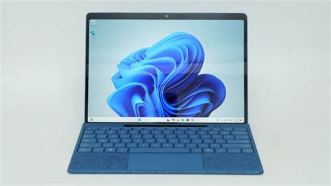 評測Microsoft Surface Pro Gen 11 開箱評測 機身夠輕薄 可筆電平板兩用 寶藍色機身極吸引 定價依然