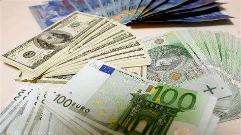 DOLAR NAJTAŃSZY OD 2021 ROKU AKTUALNE KURSY WALUT 19 08 W TYM EURO